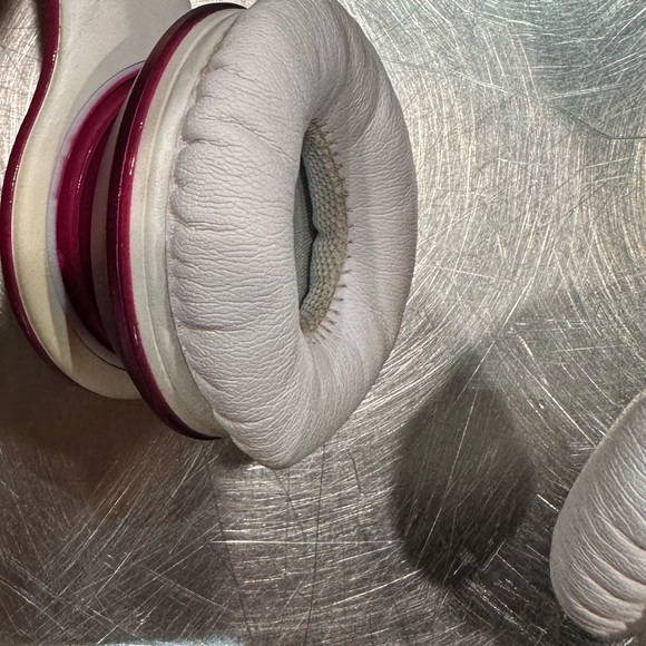 Beats Solo HD Pink Headphones - Picture 11 of 13